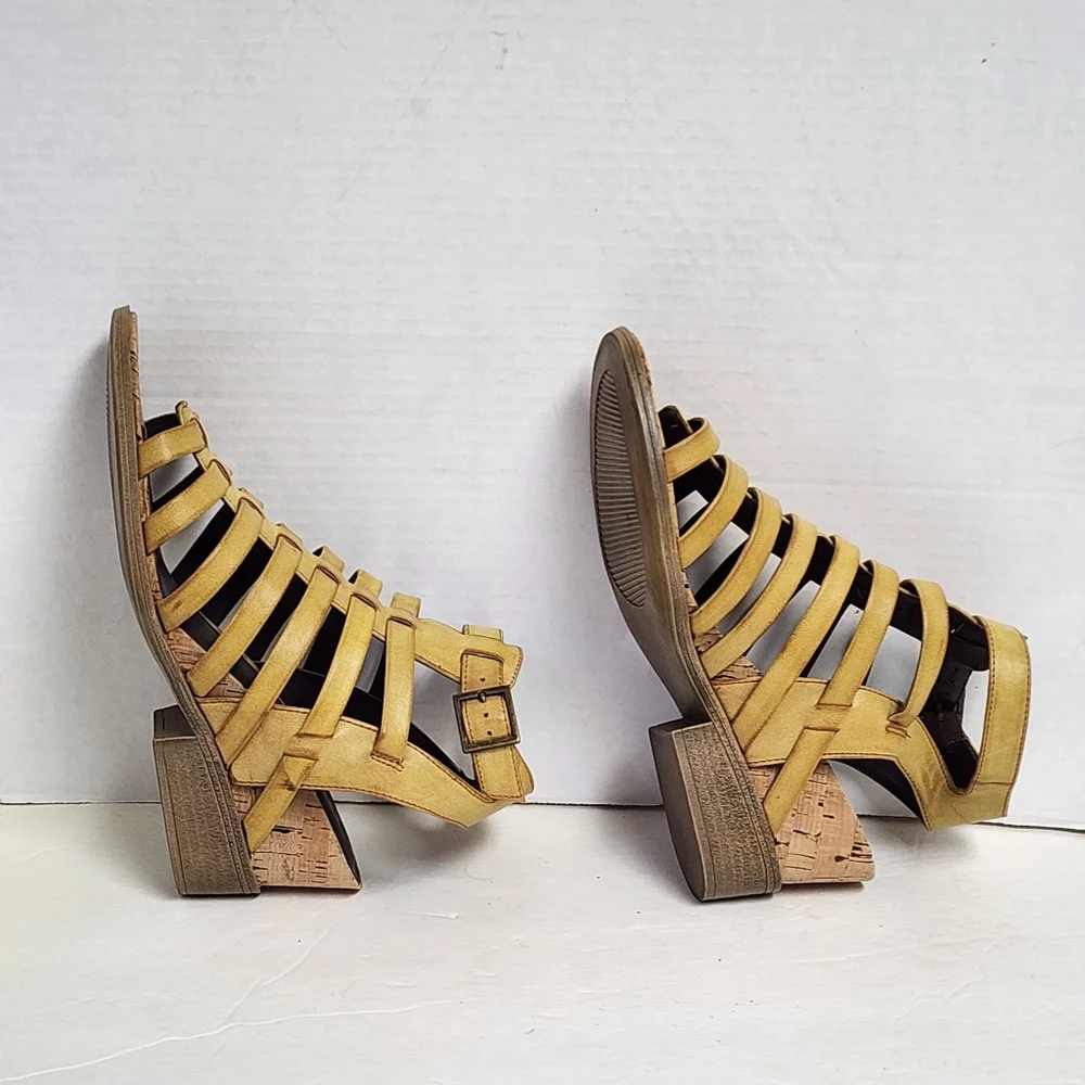 White mountain strappy wedge heel sandals 9.5‎ muted mustard